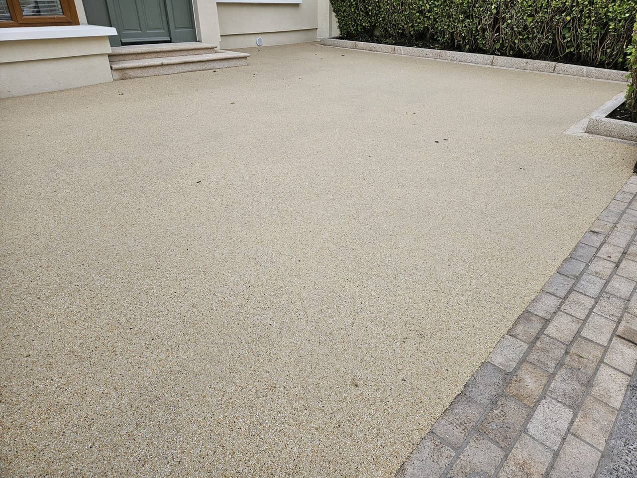 Cream resin bound driveway laid by Driveway Doctor