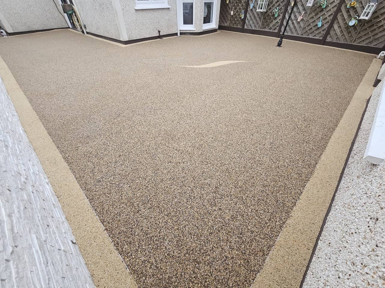 Resin back patio with quartz wall cladding