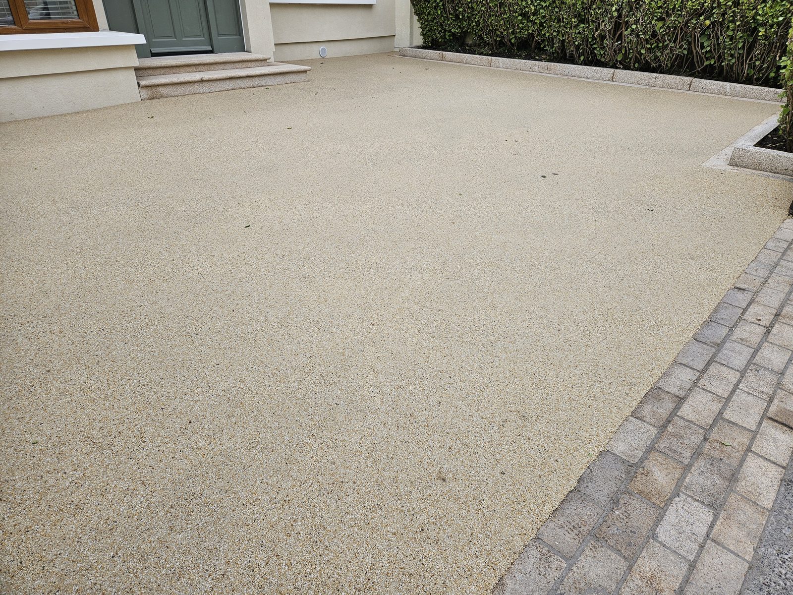 Cream resin bound driveway laid by Driveway Doctor