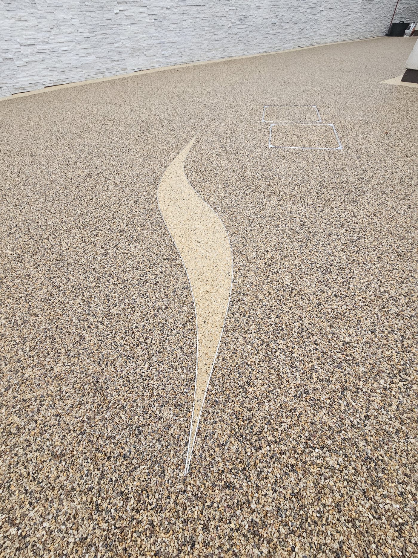 Resin driveway with a wave design inlay